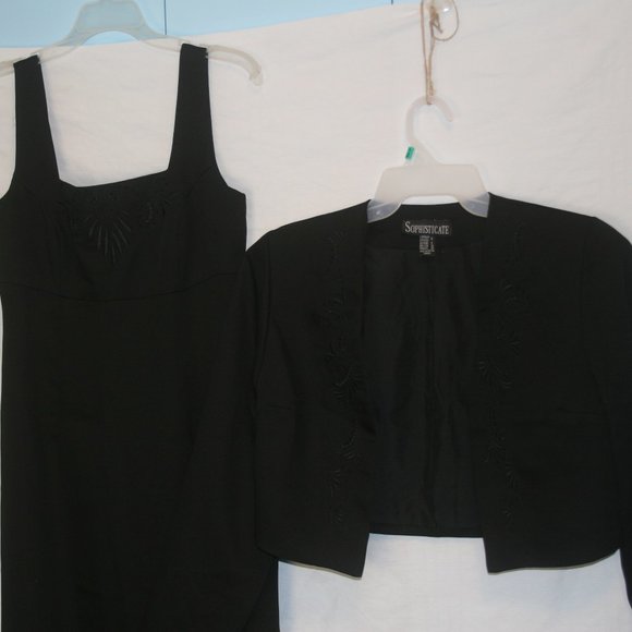 Long Black Gown with Embroidery & Matching Jacket - Picture 2 of 9